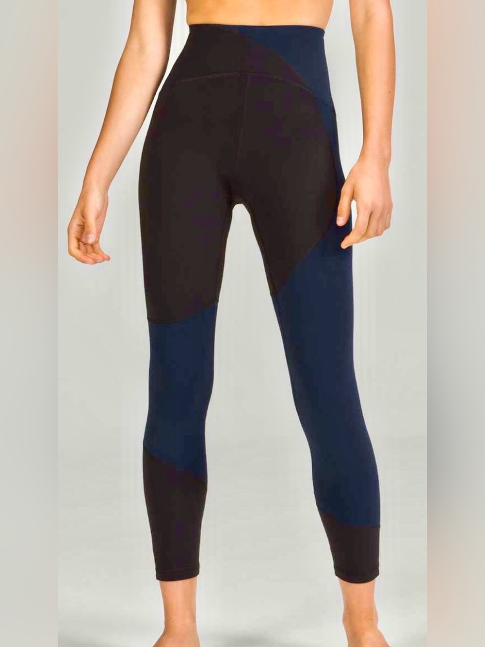 Lululemon Nulu Color Block High-Rise Tight 25" in Black/True Navy Size 2